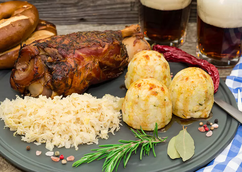Haxenbraten mit Knödel
