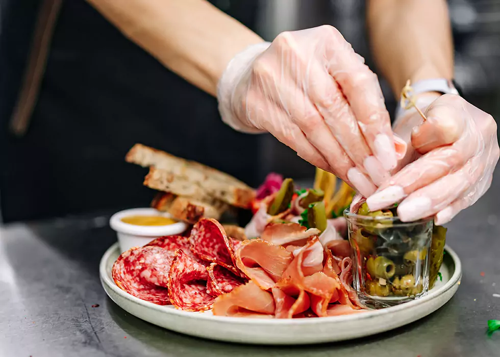 Wurstplatte und Oliven