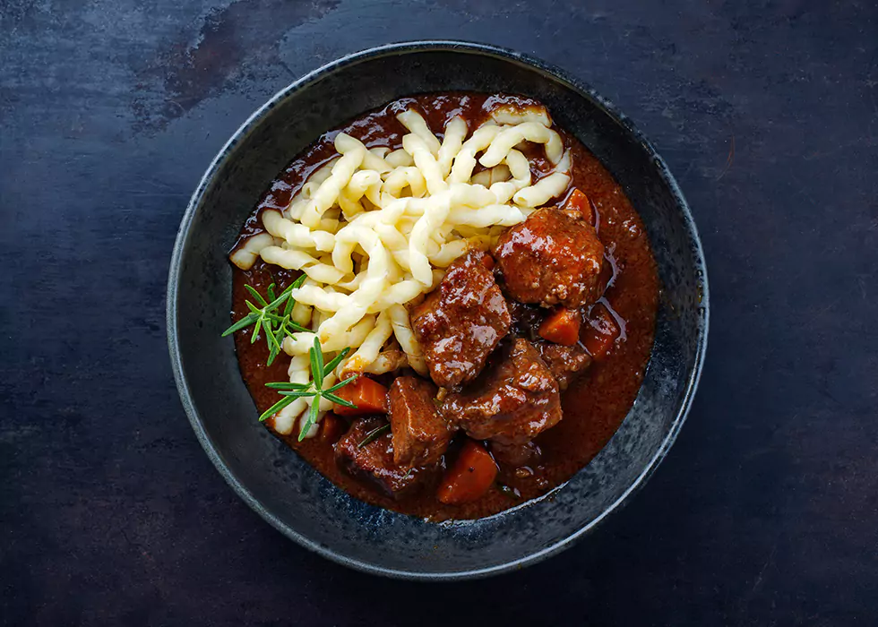 Spätzle und Gulasch